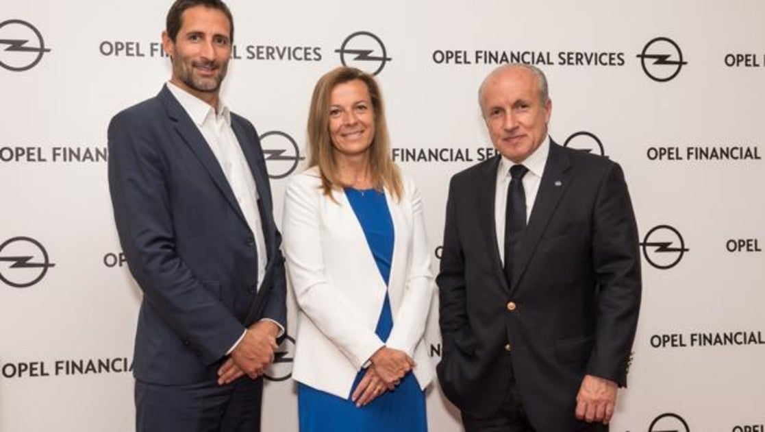 A la izquierda, Bertrand Rigaud, Director General de Opel Financial Services para España y Portugal, en el centro, Marta Perez, Directora Marketing y Ventas de Opel Financial Services para España y Portugal y a la derecha, Jorge Tomé, Director General Comercial de la marca Opel para España y Portugal.