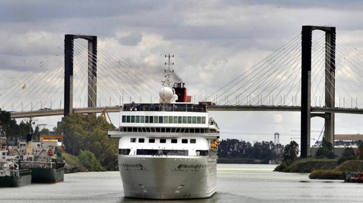 La contaminación de los cruceros cuadruplica en España a la generada por los coches