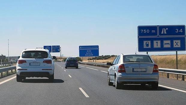 La «regla del cuadrado», el truco para mantener la distancia de seguridad y evitar accidentes y multas