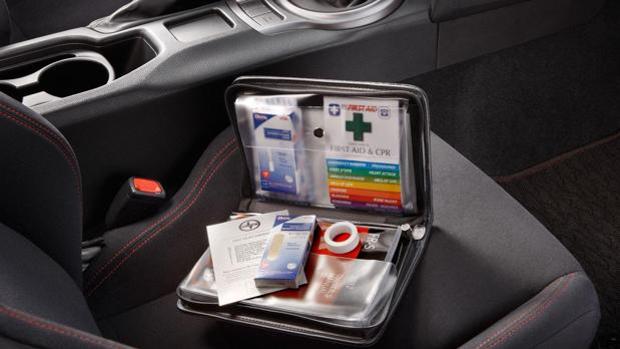 El kit de emergencia que siempre debes llevar en el coche