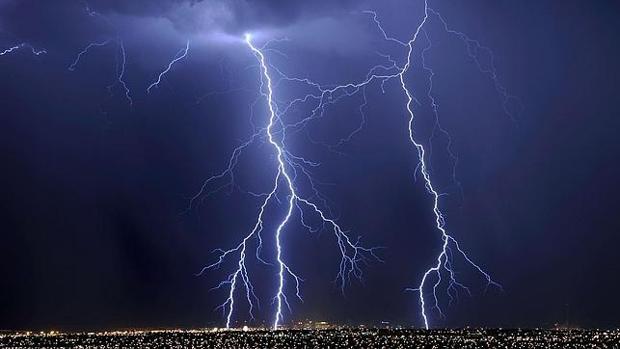 Qué hay que hacer si te pilla una tormenta en el coche