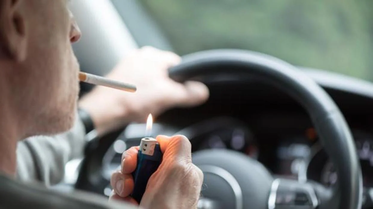 La DGT avisa: fumar en el coche puede matar en dos segundos