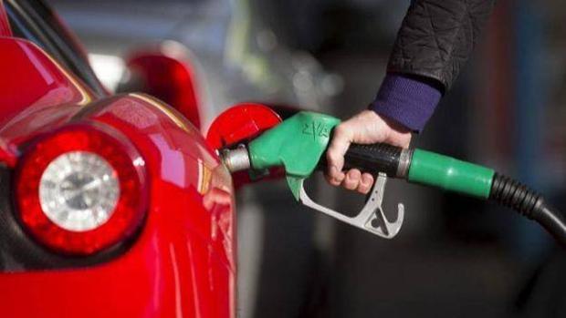 Las mejores horas para repostar y ahorrar en la factura de combustible