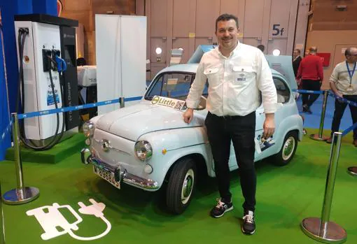 Rubén Blanco, gerente de Little Cars junto al 600 eléctrico