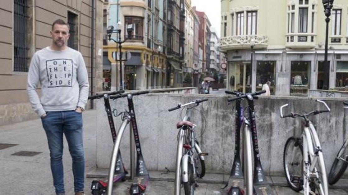 Manuel Morán, junto a varios patinetes eléctricos