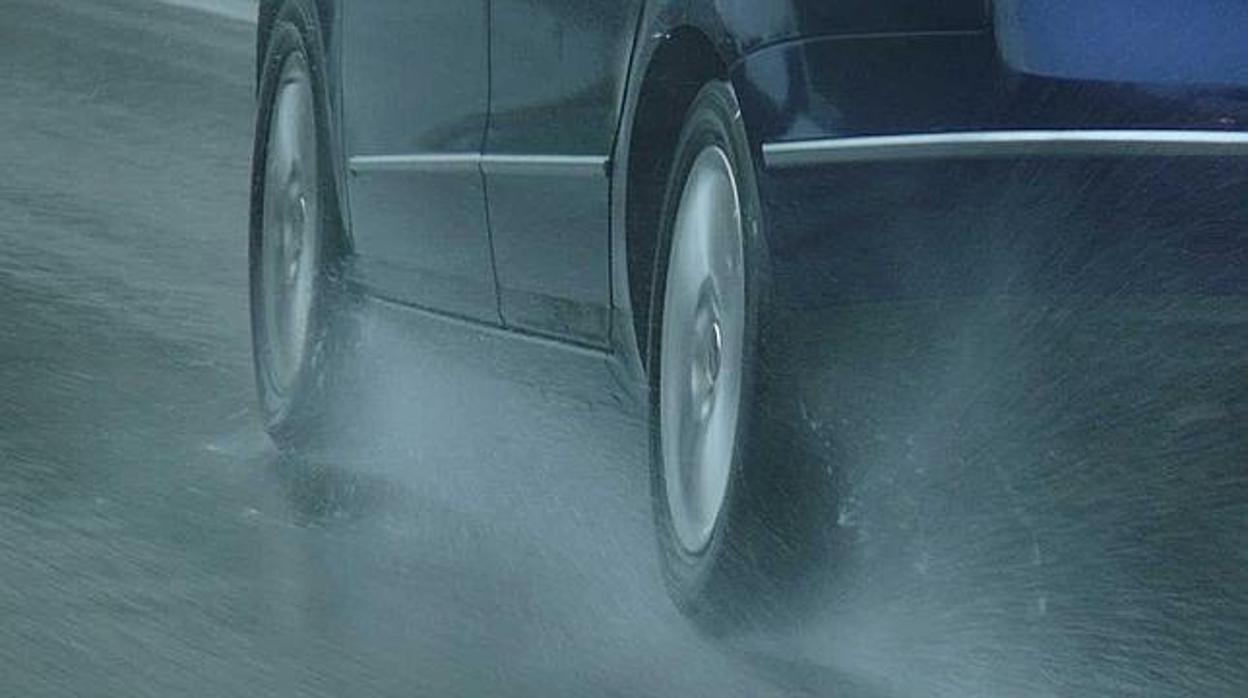 Aquaplaning: cómo evitar uno de los fenómenos más peligrosos en la conducción