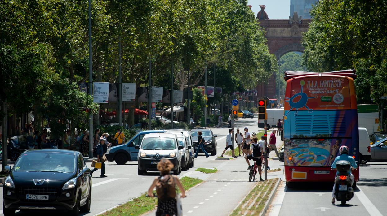 Coches, bicicletas, peatones y autobuses en Barcelona