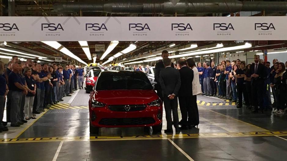 El Rey asiste en Zaragoza a la presentación de la versión eléctrica del Opel Corsa