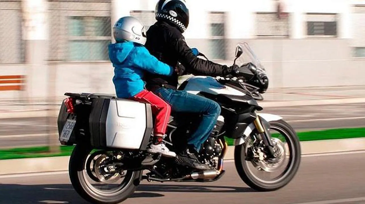 Puedo llevar a mi hijo en moto?