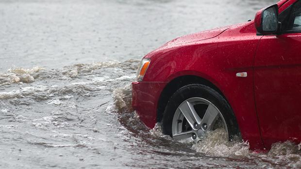 Cuidado con las zonas inundables: cómo afecta la corriente a la estabilidad de tu coche