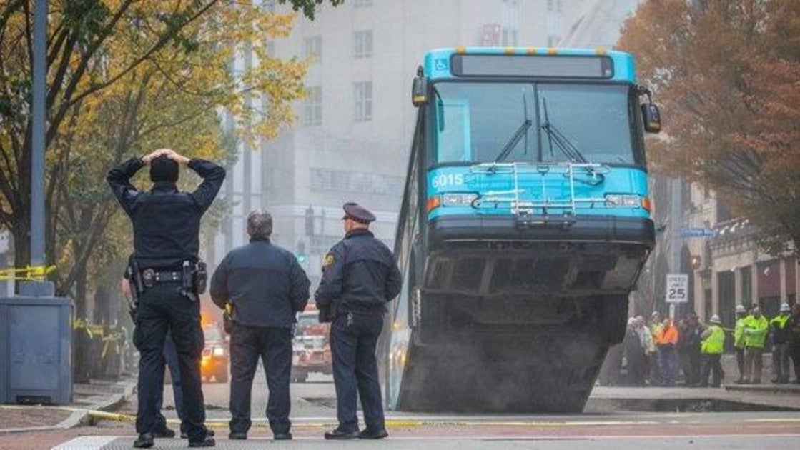 Un gran bache casi se traga un autobús en Pittsburgh