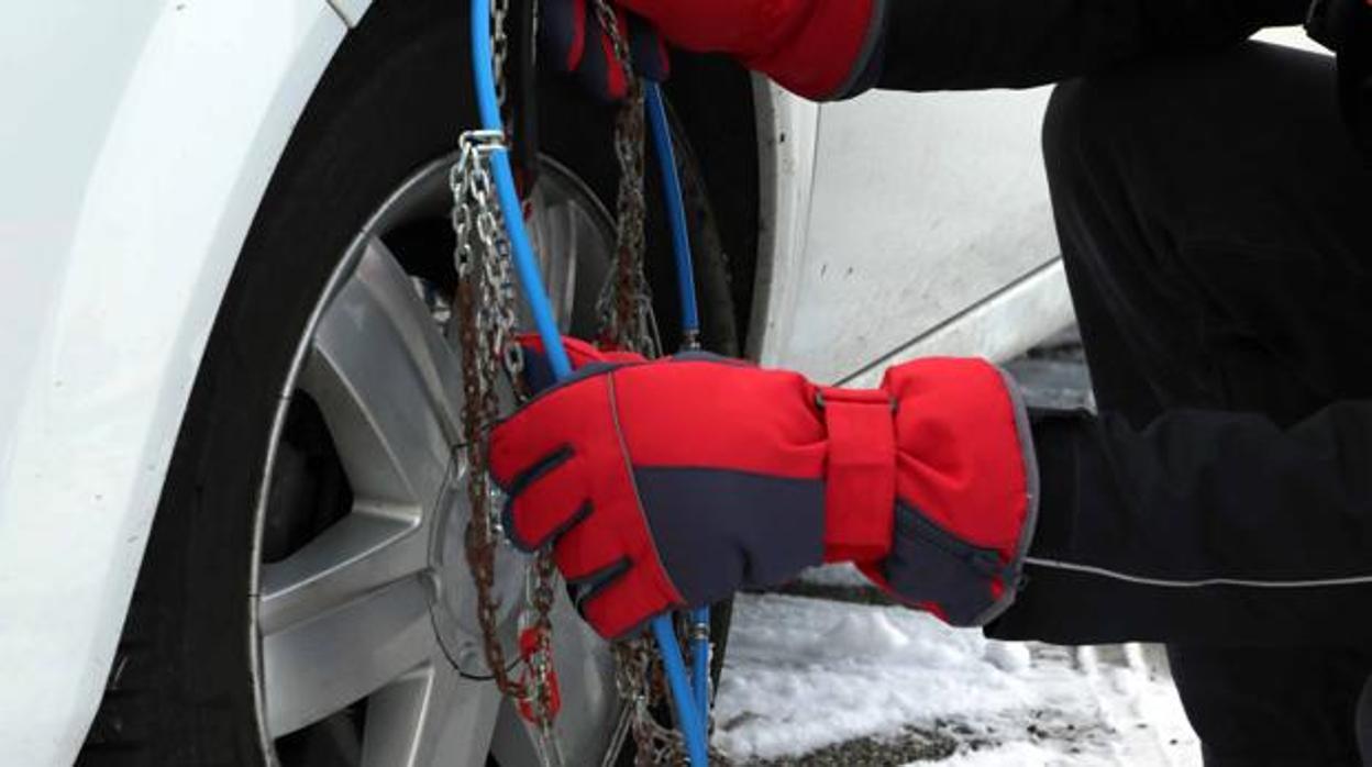 La Guardia Civil explica en tres sencillos pasos cómo colocar las cadenas