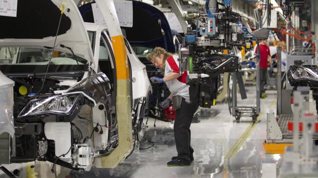 Una operaria trabaja en la fábrica de Seat ubicada en Martorell (Barcelona)