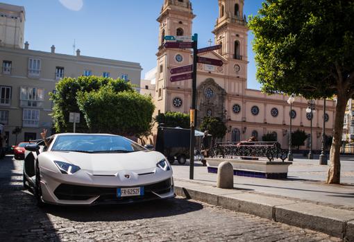 Recorremos Cádiz a bordo de la gama más imponente de Lamborghini, un derroche de aptitud