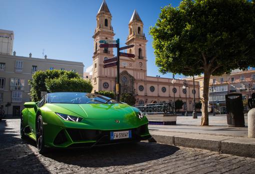 Recorremos Cádiz a bordo de la gama más imponente de Lamborghini, un derroche de aptitud