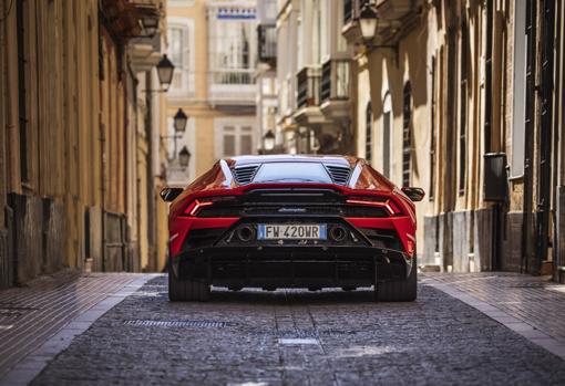 Recorremos Cádiz a bordo de la gama más imponente de Lamborghini, un derroche de aptitud