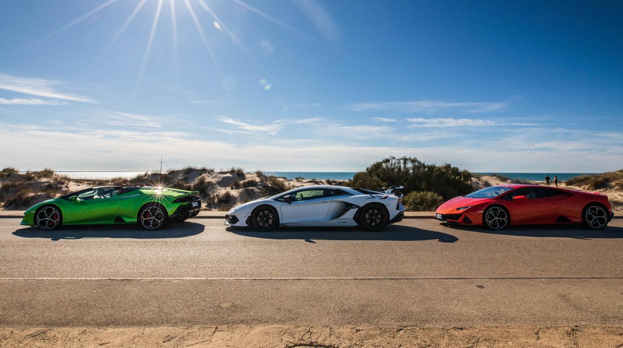 Huracán EVO Spyder, Aventador SVJ, y Huracán EVO, de izquierda a derecha