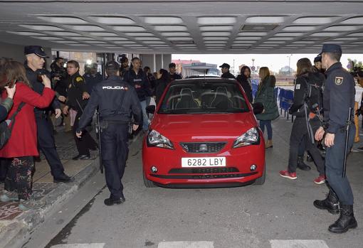 Eléctrico, asequible y «español»: así es el coche en el que Greta Thunberg se mueve por Madrid