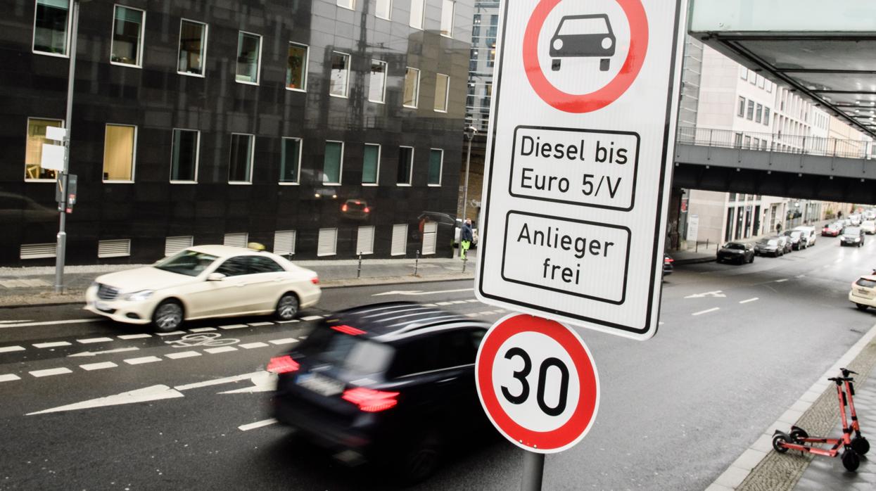 Cartel que veta el acceso a vehículos diésel anteriores Euro5 en Berlín