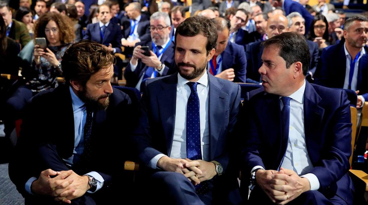 El presidente del Partido Popular, Pablo Casado, el presidente de la Federación de Asociaciones de Concesionarios de la Automoción (Faconauto), Gerardo Pérez, y el presidente de la Confederación Española de la Pequela y Mediana Empresa (CEPYME), Gerardo Cueva, durante la jornada inaugural del XXIX Congreso Nacional de la Distribución de la Automoción en el entro de Convenciones Norte de IFEMA de Madrid.