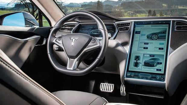 Tesla reemplaza la palanca de cambios por pantallas multifunción a los lados del volante