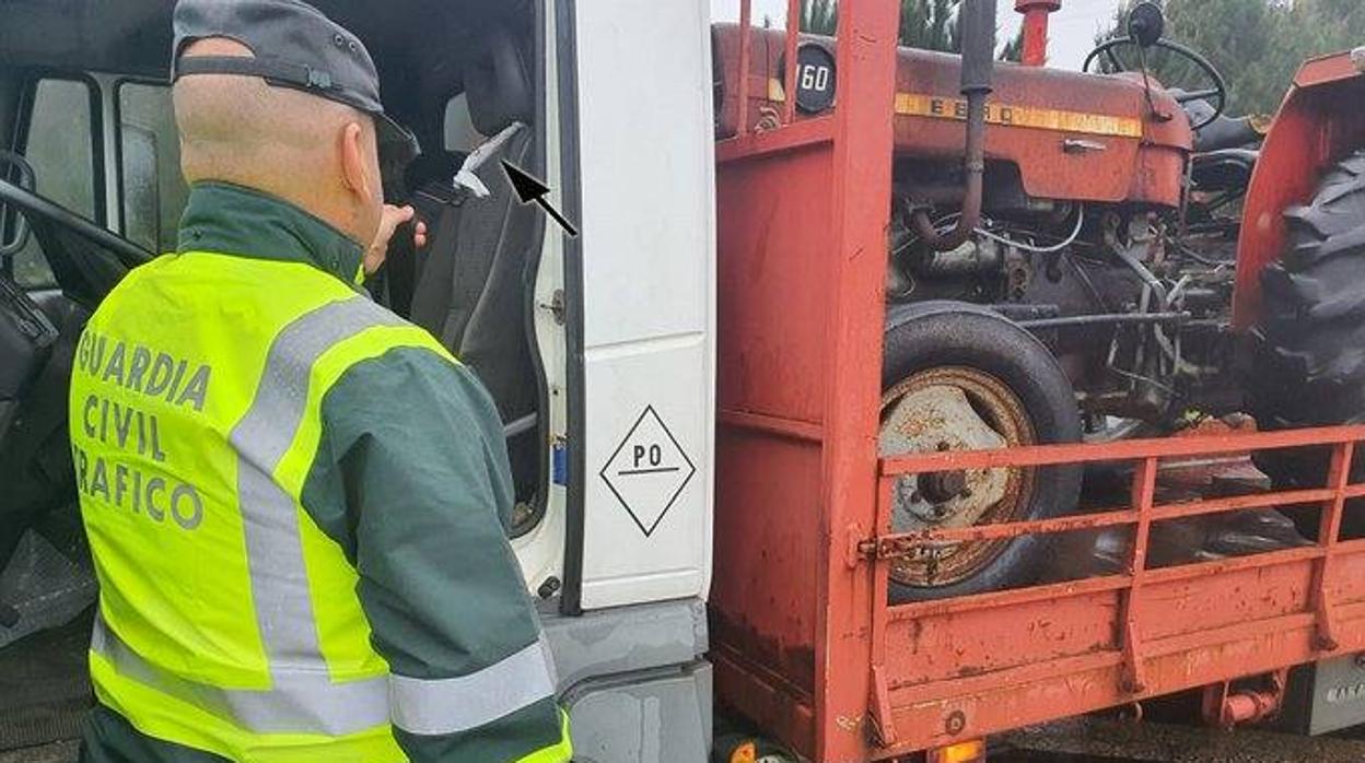 La Guardia Civil intercepta a un camionero con el cinturón de seguridad atado con una bolsa de plástico