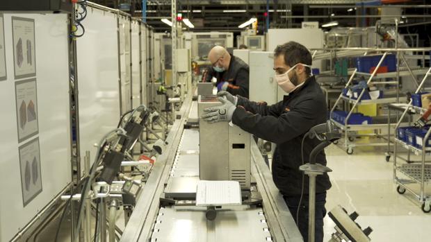 Seat produce en serie respiradores en Martorell con el motor de los limpiaparabrisas