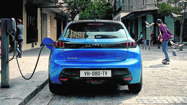 Los coches eléctricos resisten mejor en plena debacle de las matriculaciones en marzo