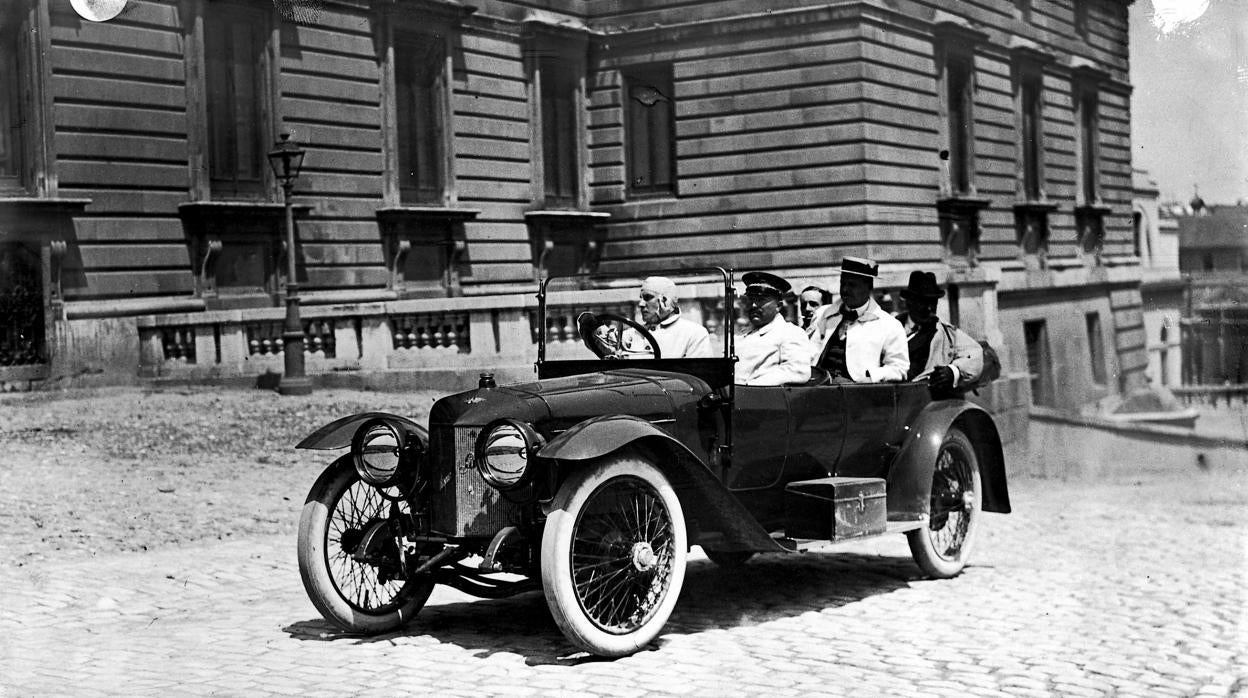 Alfonso XIII regresa desde La Granja a Madrid a bordo de un Hispano-Suiza, en junio de 1913