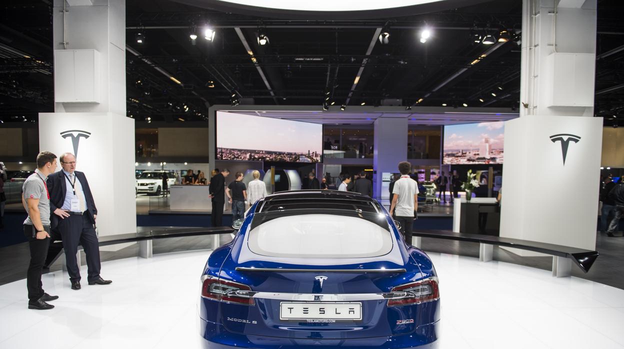 Stand de Tesla en el Salón del Automóvil de Fráncfort 2015