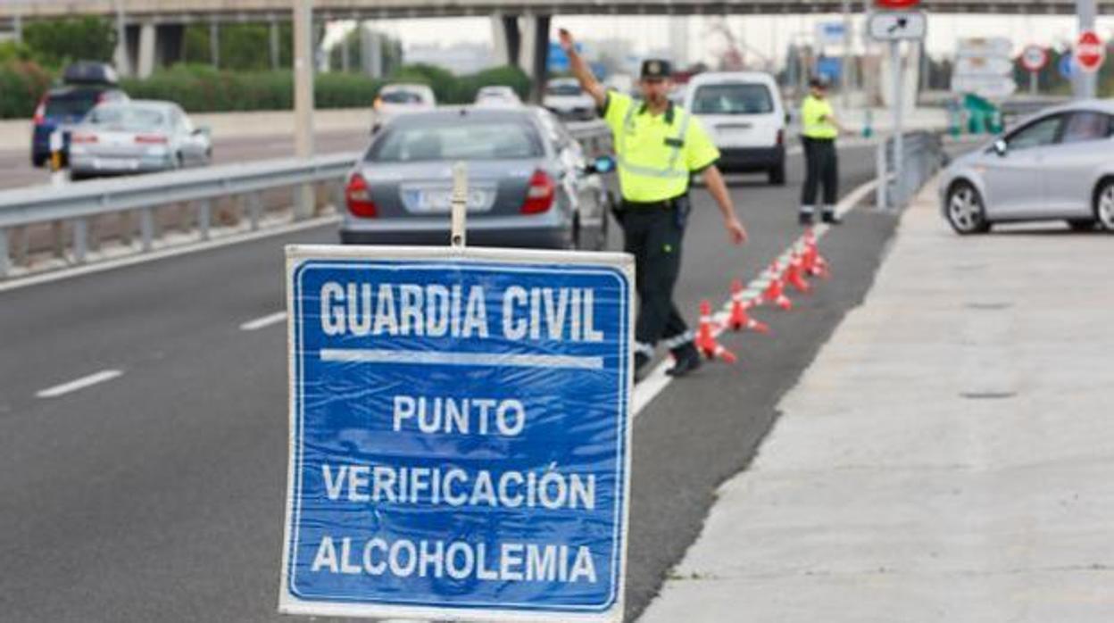 «Cazan» a un conductor que triplicó la tasa de alcohol y acompañado que venía «de una comida familiar» en pleno estado de alarma