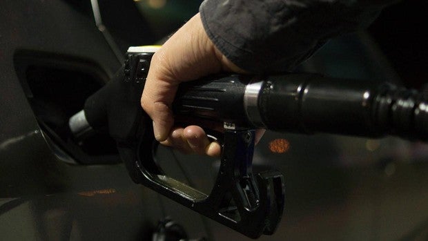 El Covid-19 deja el precio de la gasolina a niveles del siglo XX