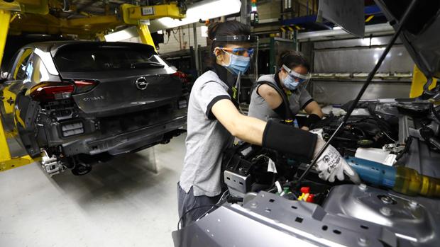 El Gobierno galo pide a los fabricantes de coches que retornen producción a Francia a cambio de ayudas