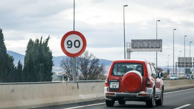 A qué velocidad máxima puedes circular según la carretera y el tipo de vehículo