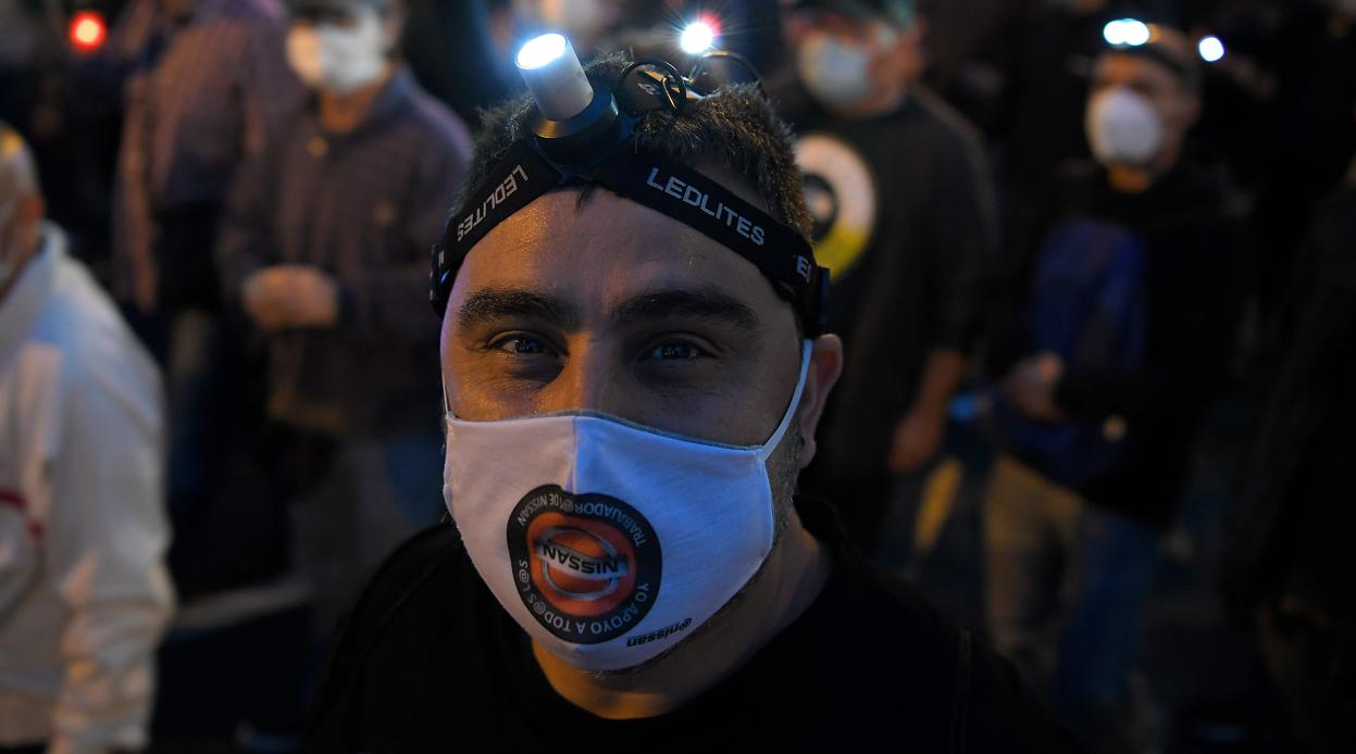 Empleados de Nissan durante la marcha nocturna convocada el martes contra el cierre de las instalaciones