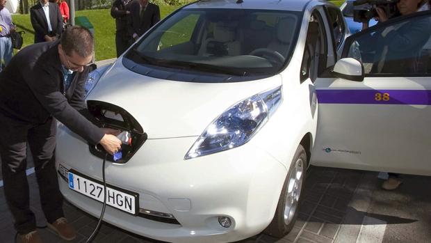 Un taxi o VTC eléctrico puede ahorrar más de 3.000 euros al año frente a uno diésel