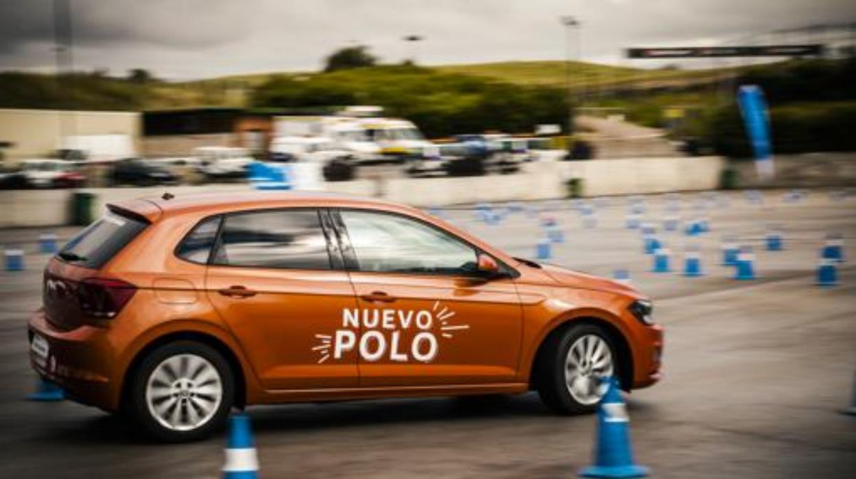 Hay numerosos cursos para mejorar nuestras habilidades al volante, como el Driving Experience de Volkswagen, con varios niveles