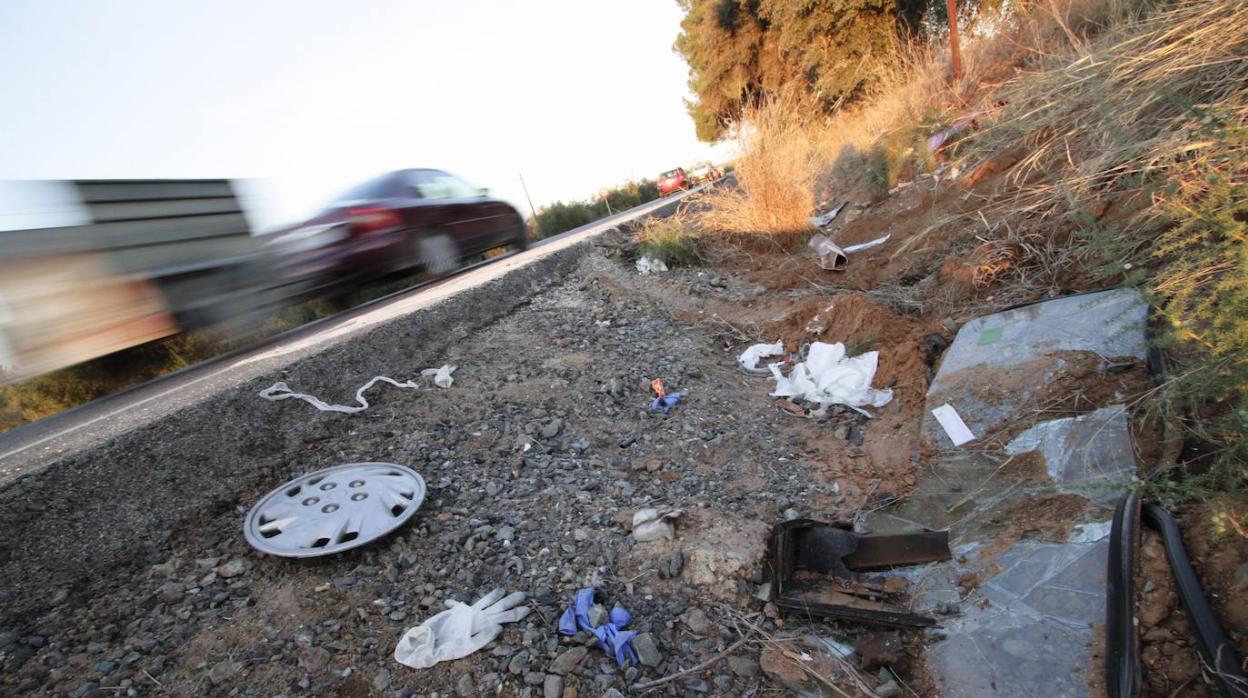 Restos de un accidente en la carretera A-474, en la provincia de Sevilla