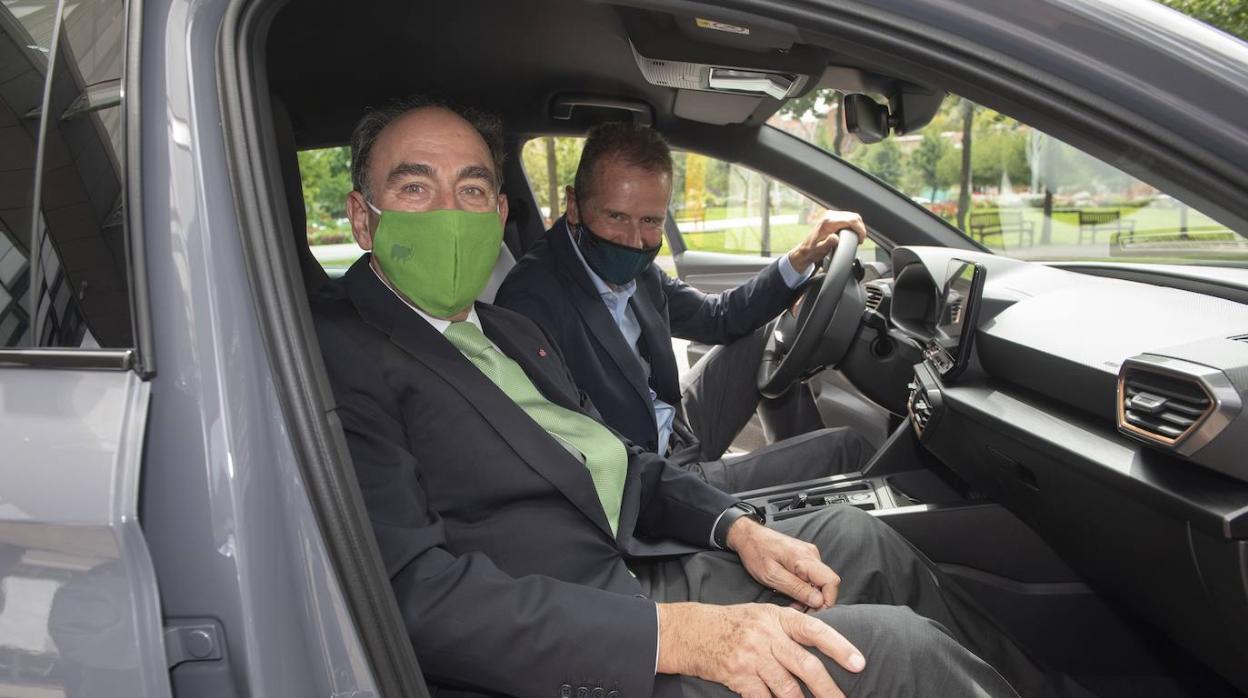 Ignacio Galán (izquierda), presidente de Iberdrola, junto a Herbert Diess, presidente del grupo Volkswagen