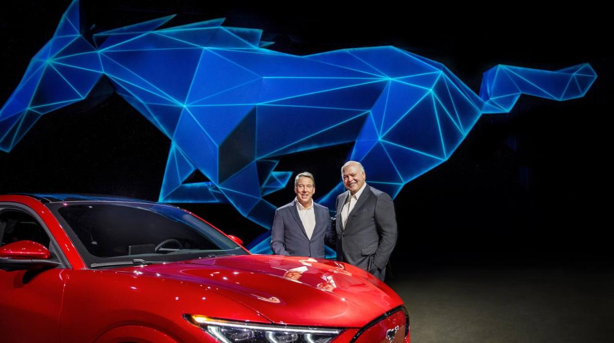 Jim Farley y Jim Hackett, junto al Mustang Mach-E eléctrico