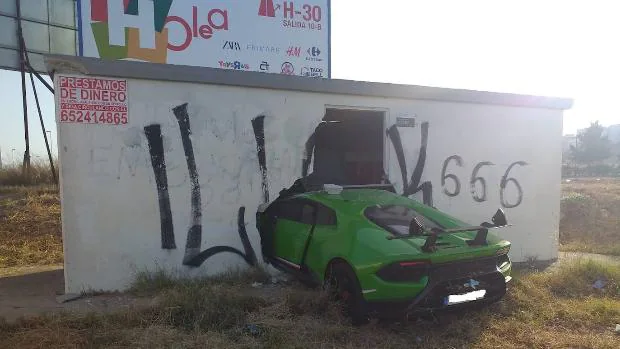 Estrella el Lamborghini de 264.700 euros «de un amigo» en Huelva y sale huyendo