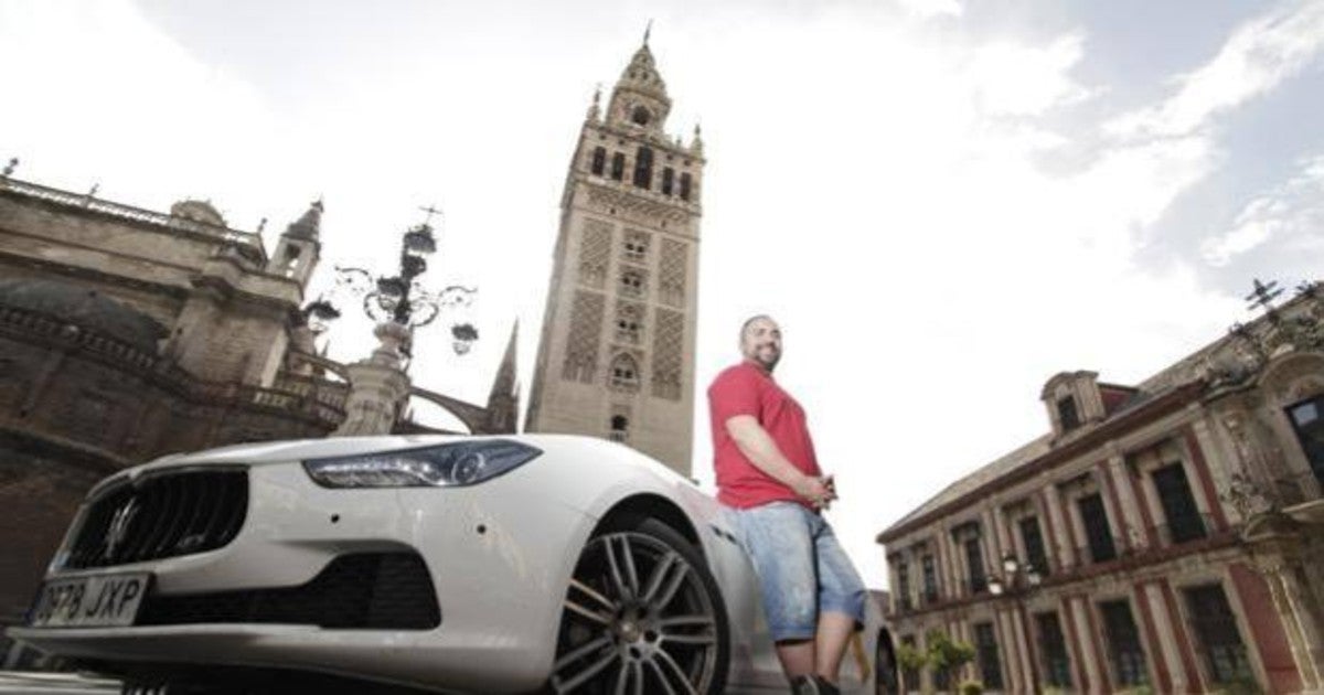 Jesús Lobo, con su taxi Maserati, en 2017