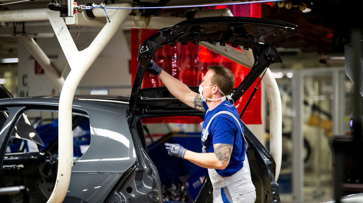 Empleado de Volkswagen con mascarilla en Wolfsburgo, Alemania