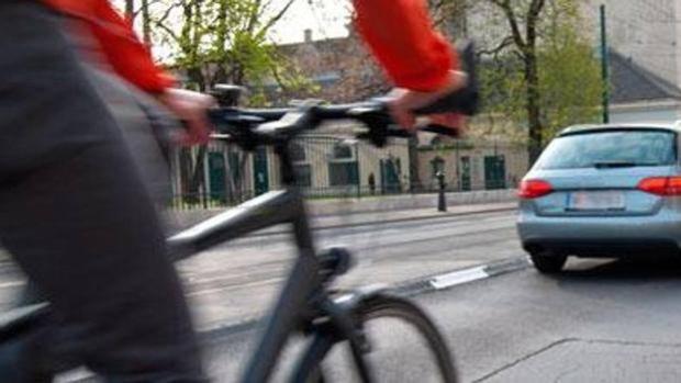 La Guardia Civil propone el #MétodoMegaCansino para aprender a adelantar a los ciclistas