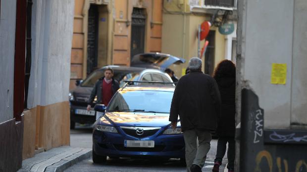 ¿Quién tiene prioridad si se estrecha la calle y no caben dos coches?