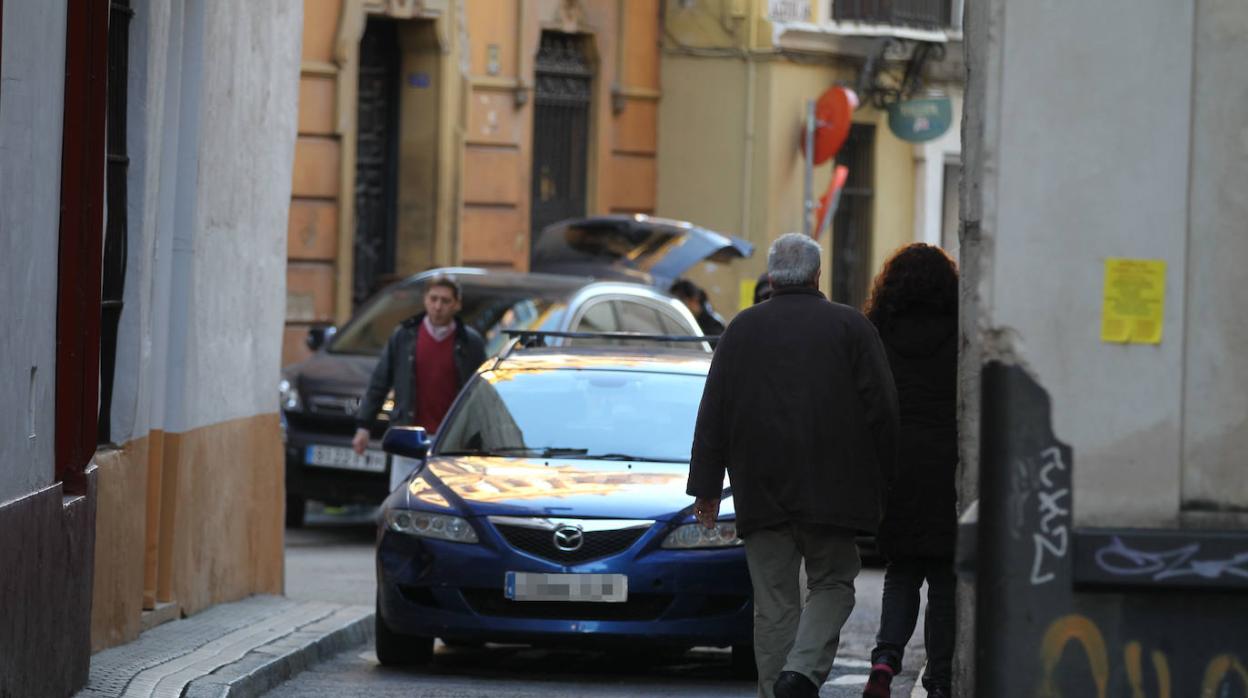 ¿Quién tiene prioridad si se estrecha la calle y no caben dos coches?