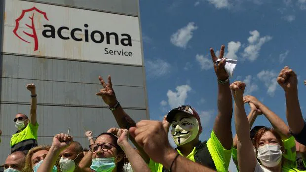 Trabajadores de Acciona bloquean la entrada de Nissan en protesta por el ERE