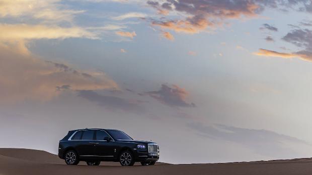 Las aventuras de un SUV de lujo por el desierto de Arabia