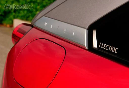 El Mazda MX-30 tiene unas baterías pequeñas y un motor con una potencia suficiente.