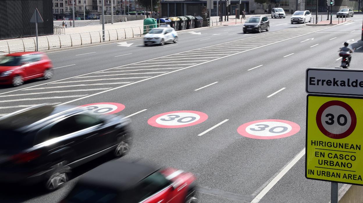 Vehículos circulando por carretera